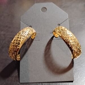 Elegant Gold Cut Out Hoop Costume Jewelry Earrings Unbranded
